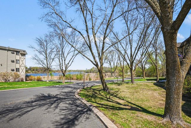 1304 W Medicine Lake Drive 221, Plymouth, MN 55441