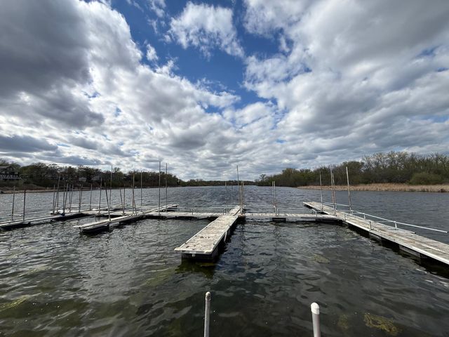 1304 W Medicine Lake Drive 221, Plymouth, MN 55441