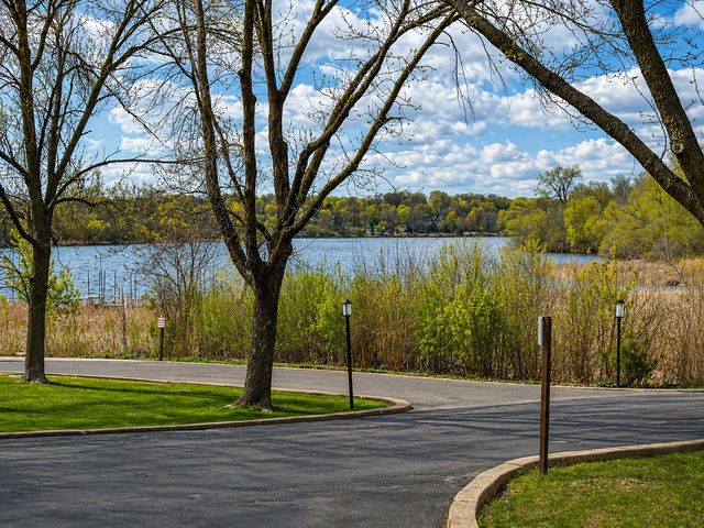 1304 W Medicine Lake Drive 221, Plymouth, MN 55441