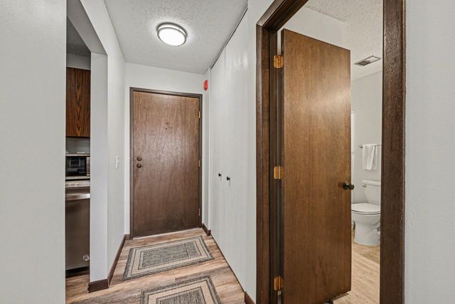 1304 W Medicine Lake Drive 221, Plymouth, MN 55441