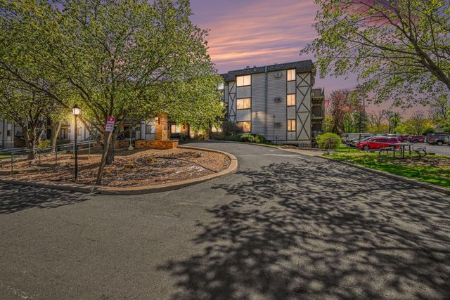 1304 W Medicine Lake Drive 221, Plymouth, MN 55441