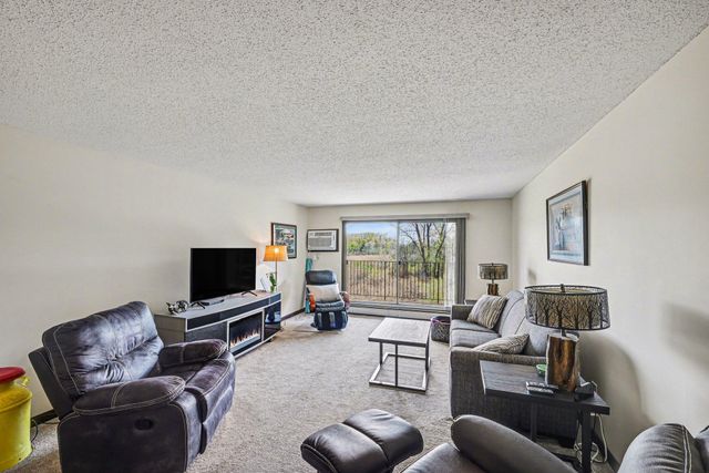 1304 W Medicine Lake Drive 221, Plymouth, MN 55441