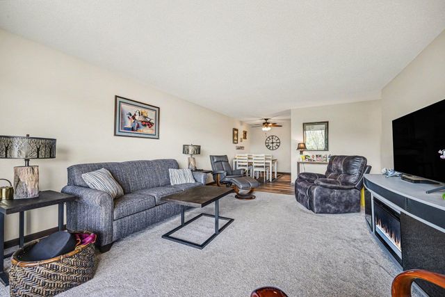 1304 W Medicine Lake Drive 221, Plymouth, MN 55441