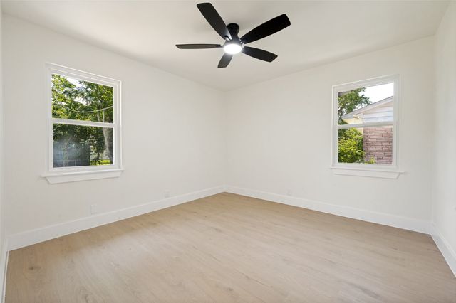 318 Parkwood Place, Lewisville, TX 75067