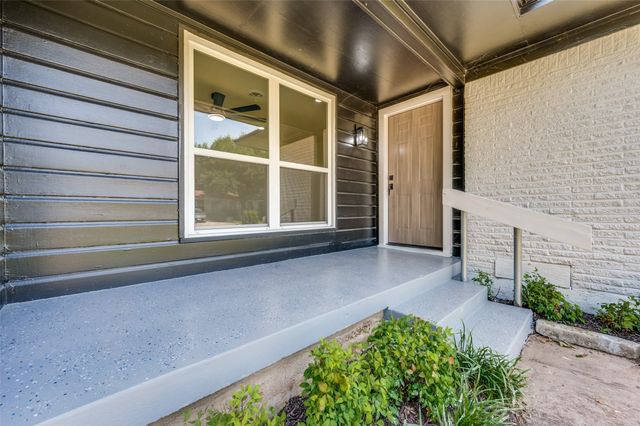318 Parkwood Place, Lewisville, TX 75067