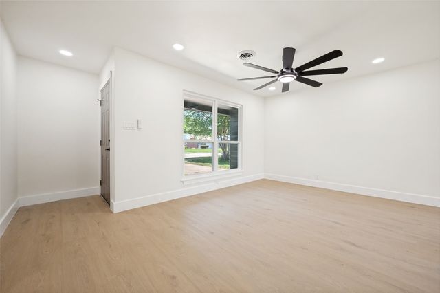 318 Parkwood Place, Lewisville, TX 75067