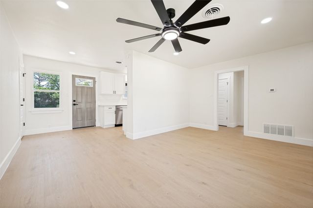 318 Parkwood Place, Lewisville, TX 75067