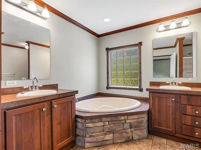 321 Breezy Ridge Lane, Bourbon, MO 65441