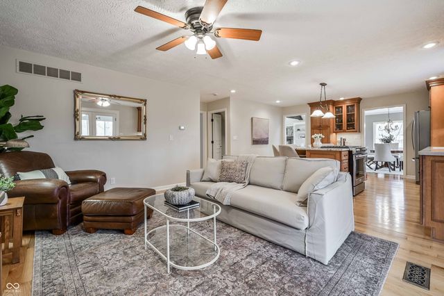 702 Morningside Drive, Zionsville, IN 46077