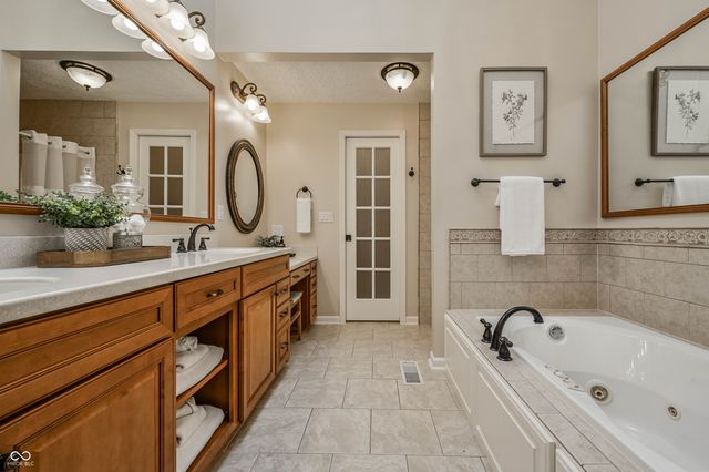 702 Morningside Drive, Zionsville, IN 46077