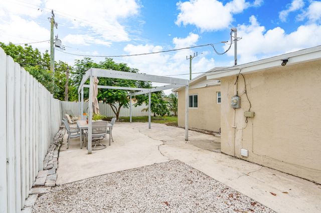 201 NE 28th Court, Boynton Beach, FL 33435