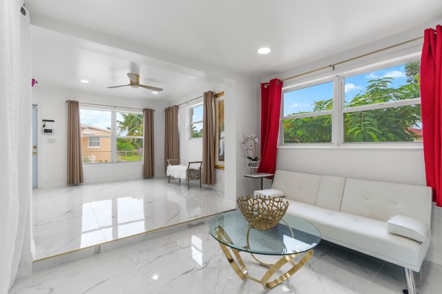 201 NE 28th Court, Boynton Beach, FL 33435