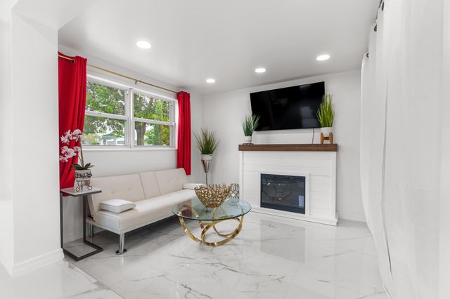 201 NE 28th Court, Boynton Beach, FL 33435