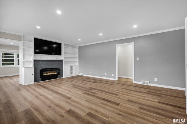 6605 N SHERIDAN Road, Peoria, IL 61604