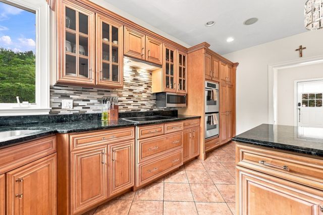 8 Juniper Road, Upton, MA 01568