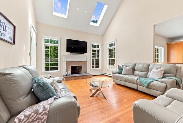 8 Juniper Road, Upton, MA 01568