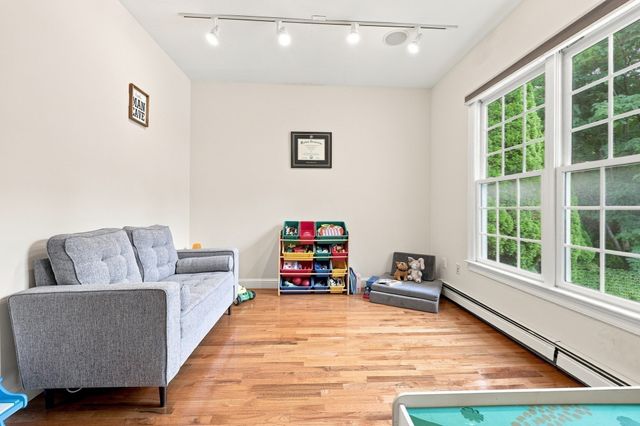 8 Juniper Road, Upton, MA 01568