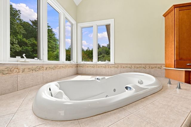 8 Juniper Road, Upton, MA 01568