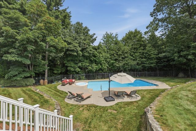 8 Juniper Road, Upton, MA 01568