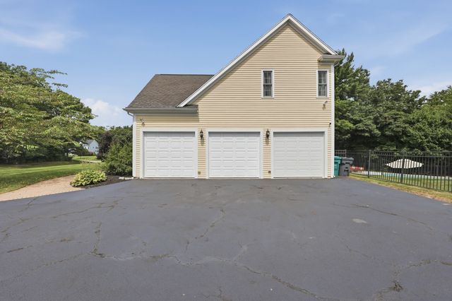8 Juniper Road, Upton, MA 01568