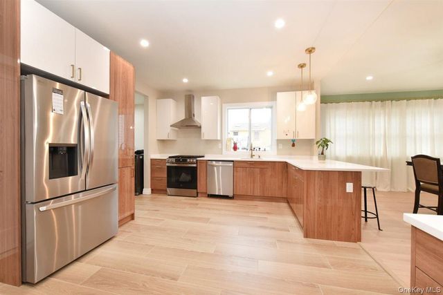 115 N Bergen Place, Freeport, NY 11520