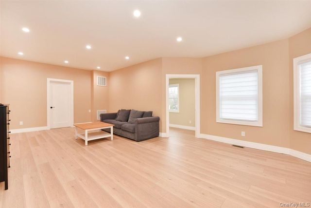 115 N Bergen Place, Freeport, NY 11520