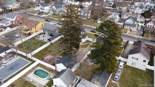 115 N Bergen Place, Freeport, NY 11520