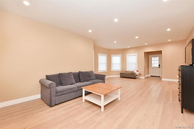 115 N Bergen Place, Freeport, NY 11520