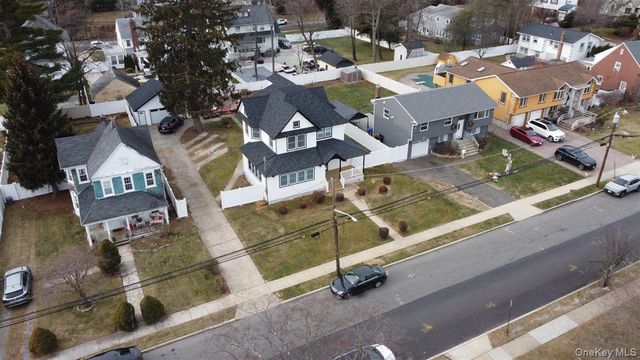 115 N Bergen Place, Freeport, NY 11520