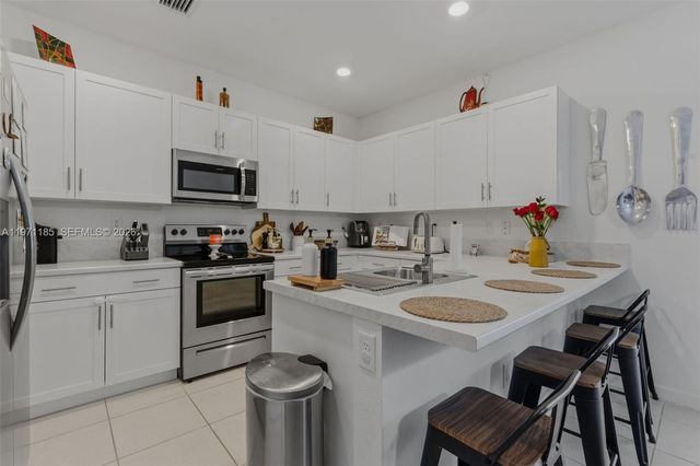 10009 SW 228th Ter ., Miami, FL 33190