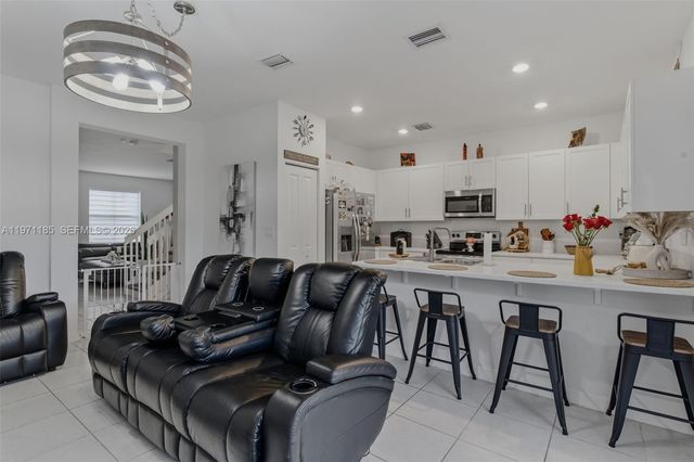 10009 SW 228th Ter ., Miami, FL 33190