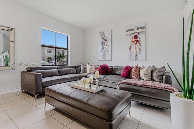 10009 SW 228th Ter ., Miami, FL 33190