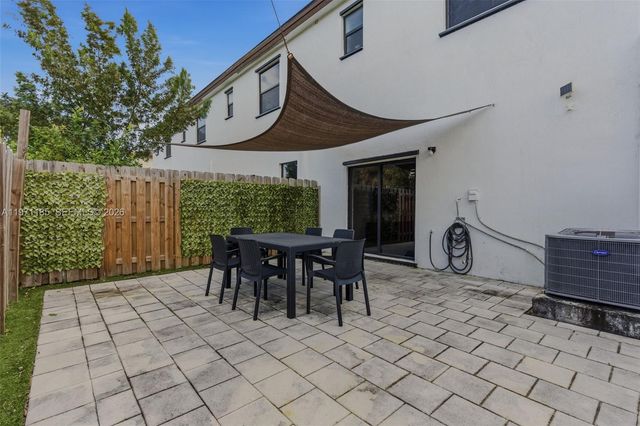 10009 SW 228th Ter ., Miami, FL 33190