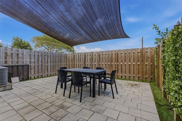 10009 SW 228th Ter ., Miami, FL 33190