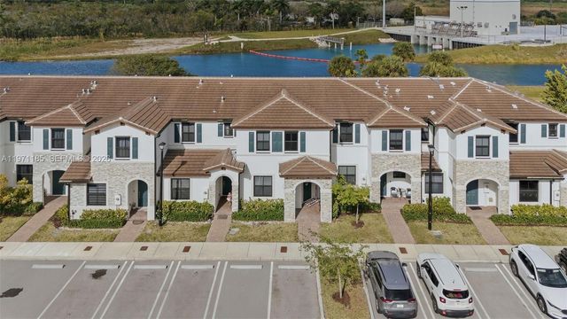 10009 SW 228th Ter ., Miami, FL 33190