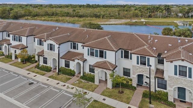 10009 SW 228th Ter ., Miami, FL 33190