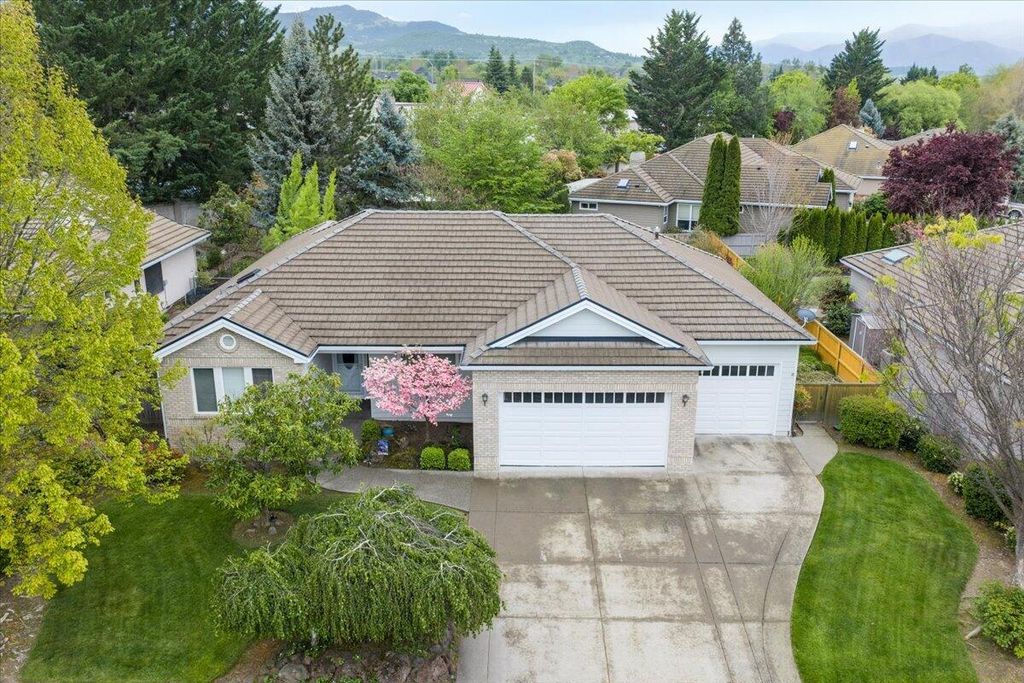 747 Eastridge Drive, Medford, OR 97504