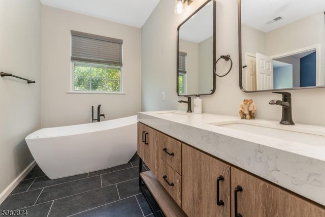 42 Pony Lane, Raritan Twp., NJ 08822
