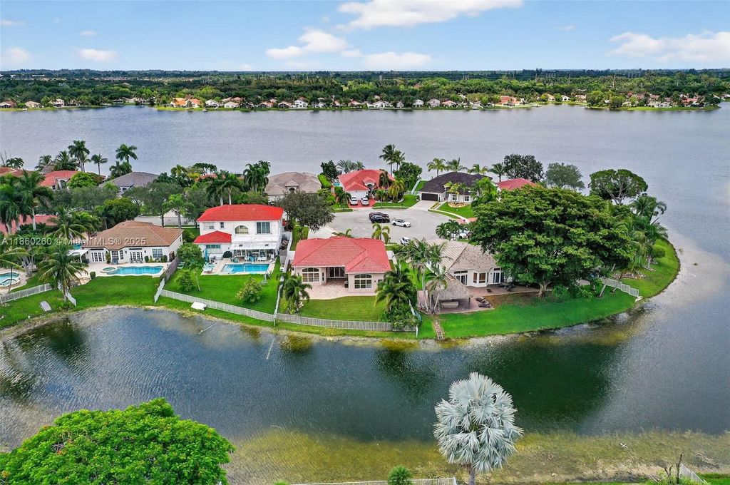 18840 NW 23rd Pl, Pembroke Pines, FL 33029