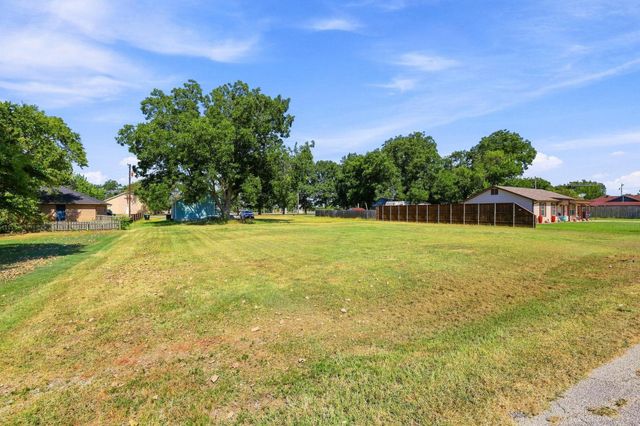 1018 Yarbrough Street, Pilot Point, TX 76258