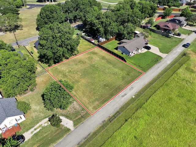 1018 Yarbrough Street, Pilot Point, TX 76258
