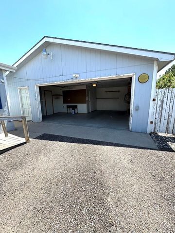 232 E Rolling Hills Dr, Pueblo, CO 81007