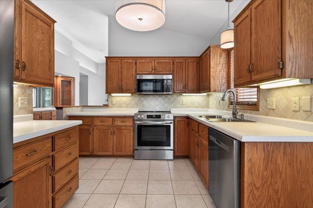 992 Stratford Court, Burnsville, MN 55337