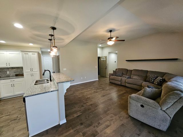 1103 Amanda Avenue, Monett, MO 65708