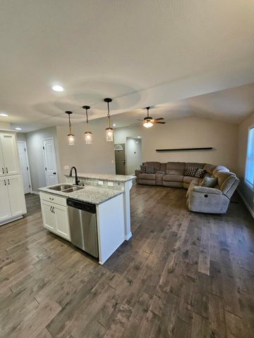 1103 Amanda Avenue, Monett, MO 65708