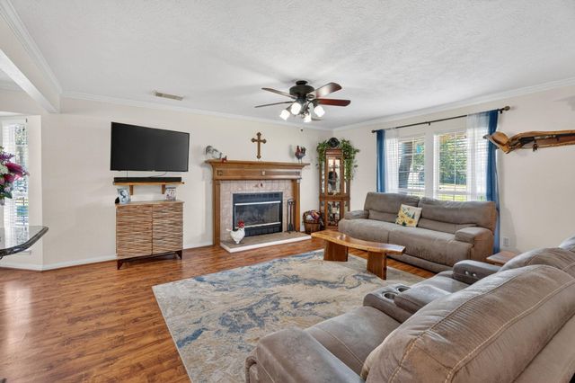 226 Crest Lane, Onalaska, TX 77360
