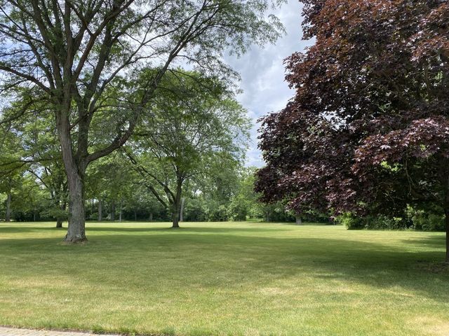 687 W Old Elm Road, Lake Forest, IL 60045