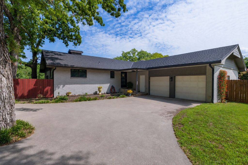 205 Timberlake Drive, Azle, TX 76020