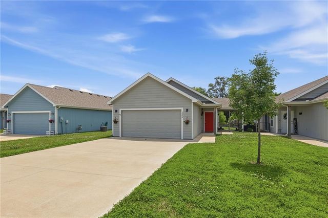 1304 E Joles Drive, Tonganoxie, KS 66086