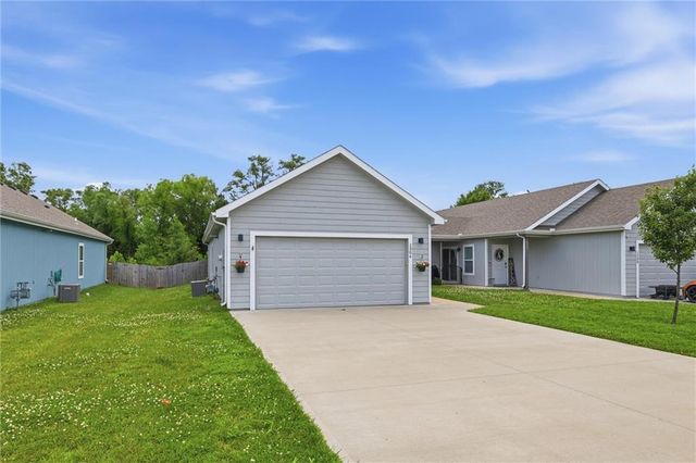 1304 E Joles Drive, Tonganoxie, KS 66086